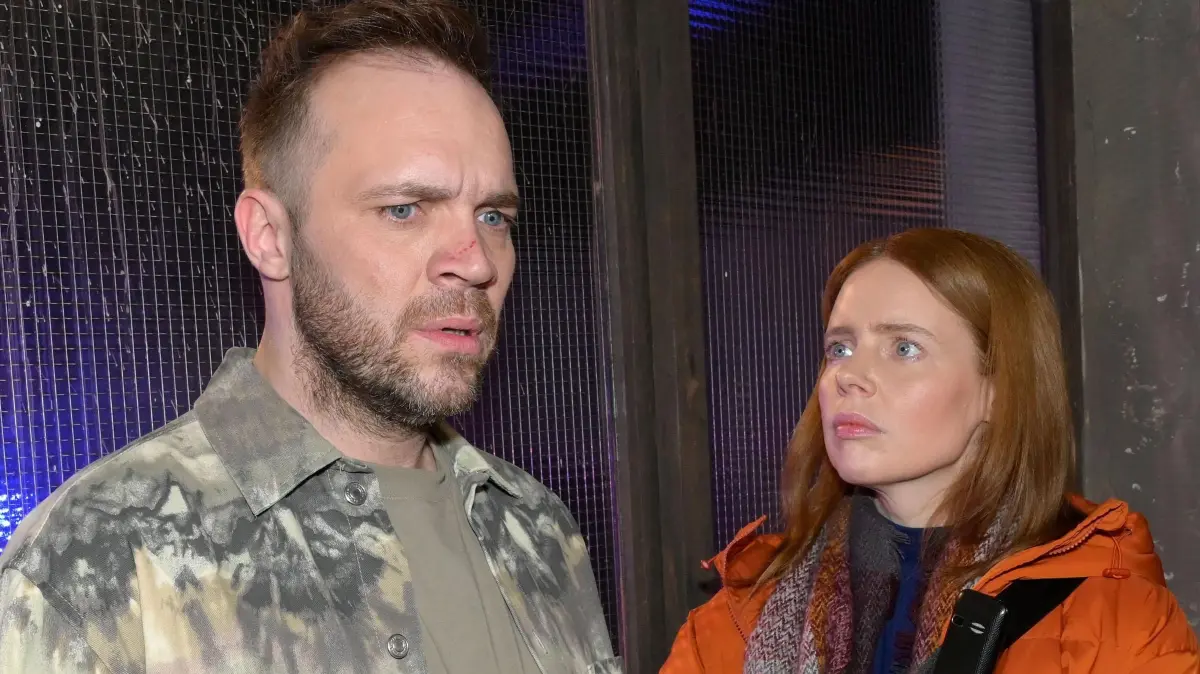 Erik (Patrick Heinrich) betrügt seine Ehefrau Toni (Olivia Marei).