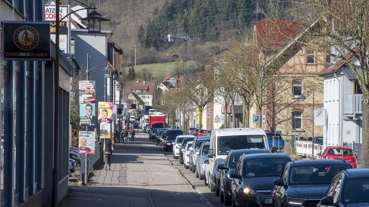 Ein langer Rückstau, der zeitweise bis zum Teilort Kleinaltdorf reicht, bildet sich am Donnerstag in der Gaildorfer Bahnhofstraße. Auch in der Frasch-, Kerner und Seestraße sowie in der Karl-, Schloss- und Eutendorfer Straße kommt es den Tag über zu Rückstaus.