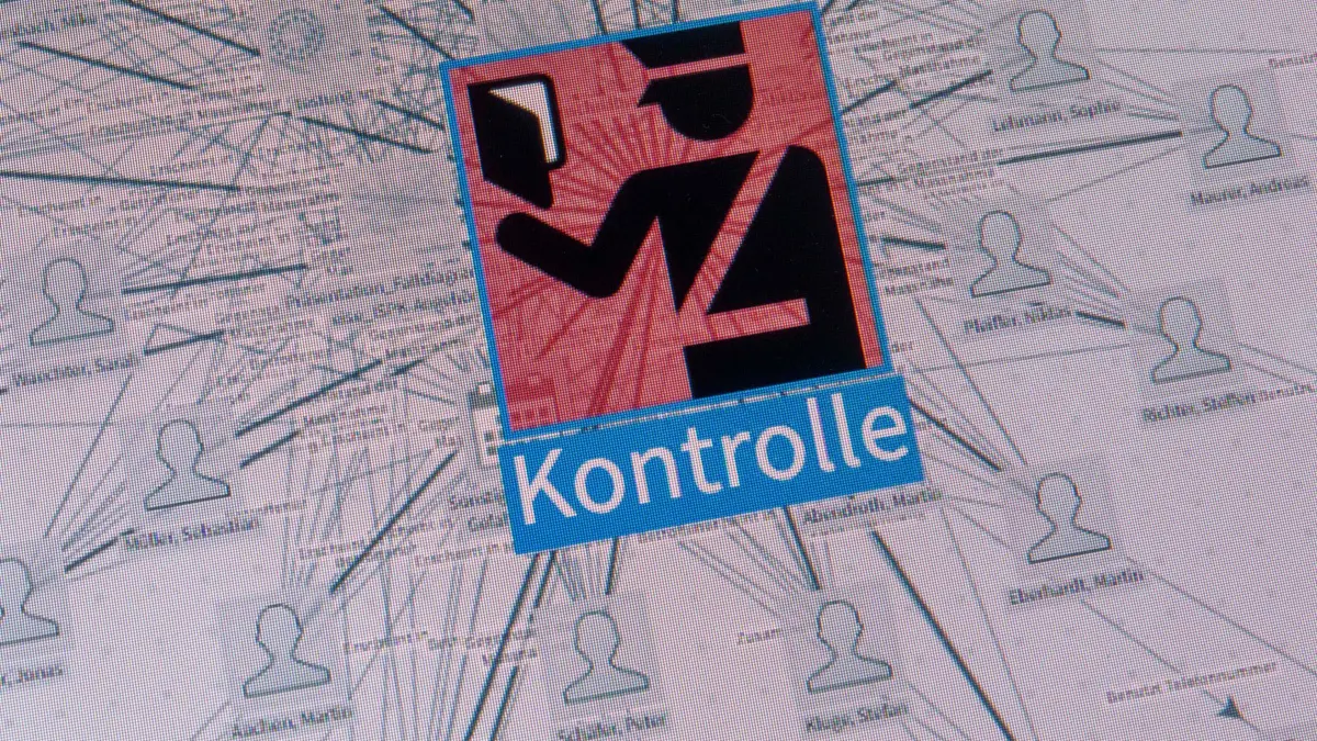 Polizeisoftware VeRA: ARCHIV - 28.06.2024, Bayern, München: Eine Testversion der umstrittenen Polizeisoftware „VeRA“ ist auf einem Bildschirm im bayerischen Landeskriminalamt (LKA) zu sehen. (zu dpa: «Innenminister: Kein Ausschluss für US-Software Palantir») Foto: Peter Kneffel/dpa +++ dpa-Bildfunk +++