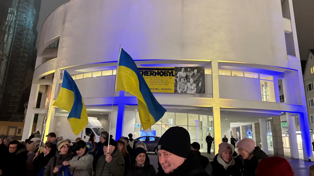 168. Mahnwache "Solidarität mit der Ukraine" in Ulm vor dem Stadthaus zum vierten Jahrestag des Beginns des Ukrainekriegs