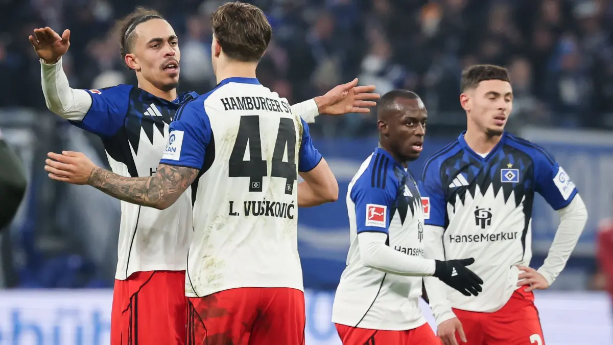Yussuf Poulsen vom Hamburger SV: ARCHIV - 14.02.2026, Hamburg: Fußball, Männer: Bundesliga, Hamburger SV - 1. FC Union Berlin, 22. Spieltag, Volksparkstadion, Yussuf Poulsen (Hamburger SV, l) und Luka Vuskovic (Hamburger SV) umarmen sich nach dem Spiel. (zu dpa: «Heimstarker HSV vor Leipzig: Poulsen bereit für Duell mit Ex») Foto: Christian Charisius/dpa - WICHTIGER HINWEIS: Gemäß den Vorgaben der DFL Deutsche Fußball Liga bzw. des DFB Deutscher Fußball-Bund ist es untersagt, in dem Stadion und/oder vom Spiel angefertigte Fotoaufnahmen in Form von Sequenzbildern und/oder videoähnlichen Fotostrecken zu verwerten bzw. verwerten zu lassen. +++ dpa-Bildfunk +++
