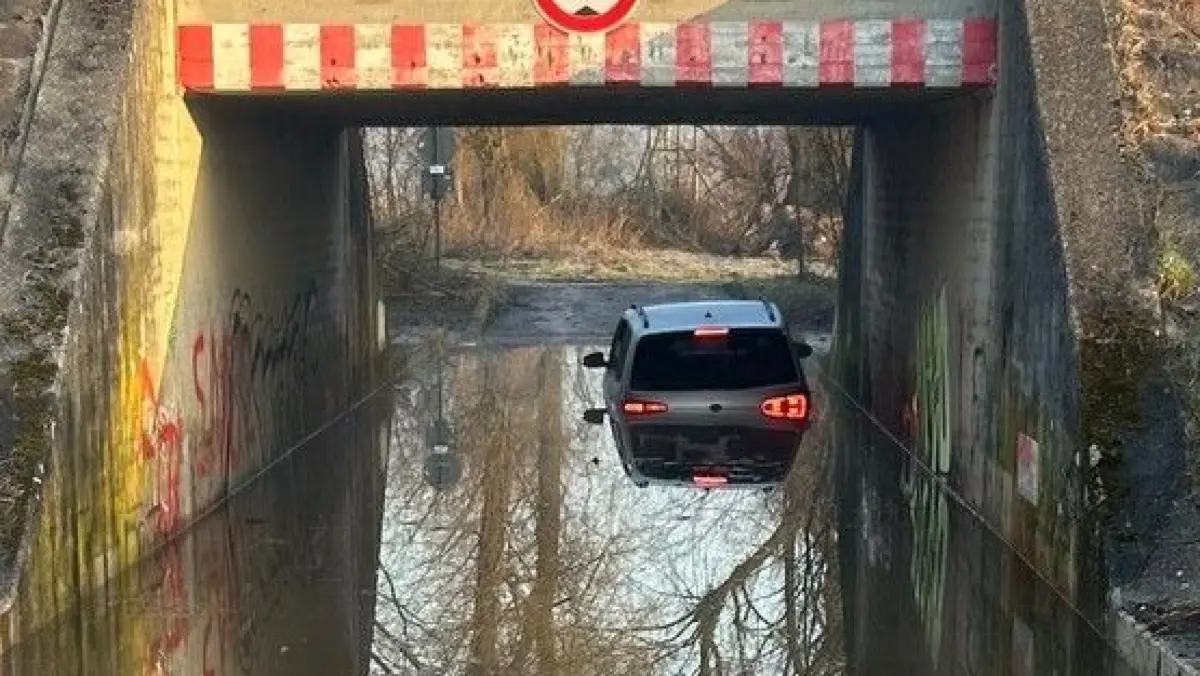 Eine Frau ist in ihrem Auto unter einer Brücke nache der Roth in Oberfahlheim stecken geblieben. Das Grundwasser war laut Feuerwehr erhöht und stieg dort aus der Erde.
