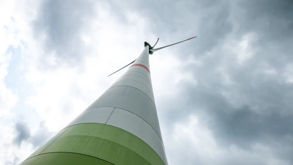 Windrad (Symbolfoto): PRODUKTION - 06.06.2025, Nordrhein-Westfalen, Lichtenau: Blick auf ein Windrad (Illustration) (zu dpa: «Wie Windkraftanlagen aufgebaut sind») Foto: David Inderlied/dpa +++ dpa-Bildfunk +++