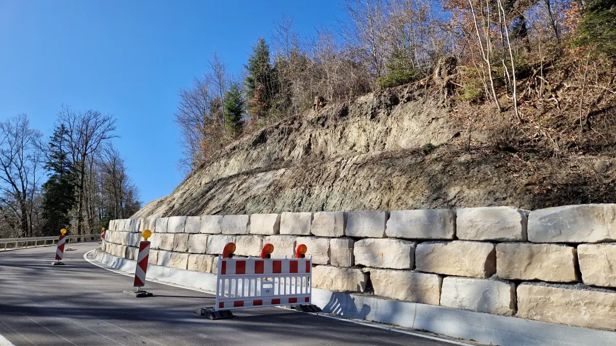 Hangrutsch an der Nestelbergstraße zwisschen Sulzbach-Laufen und Rotenhar.