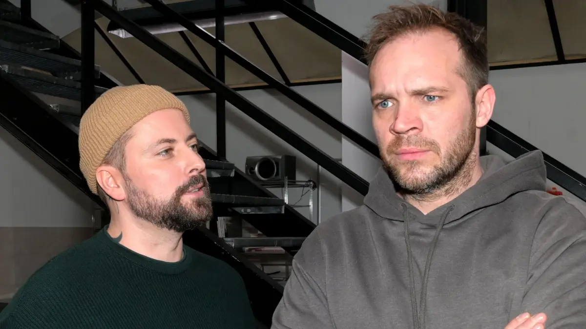 John (Felix von Jascheroff, l.) weiß mittlerweile, warum Erik (Patrick Heinrich) bei der Arbeit so unkonzentriert ist.