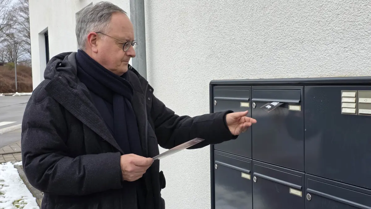 SPD-Spitzenkandidat Andreas Stoch beim Haustürwahlkampf in Altensteig.