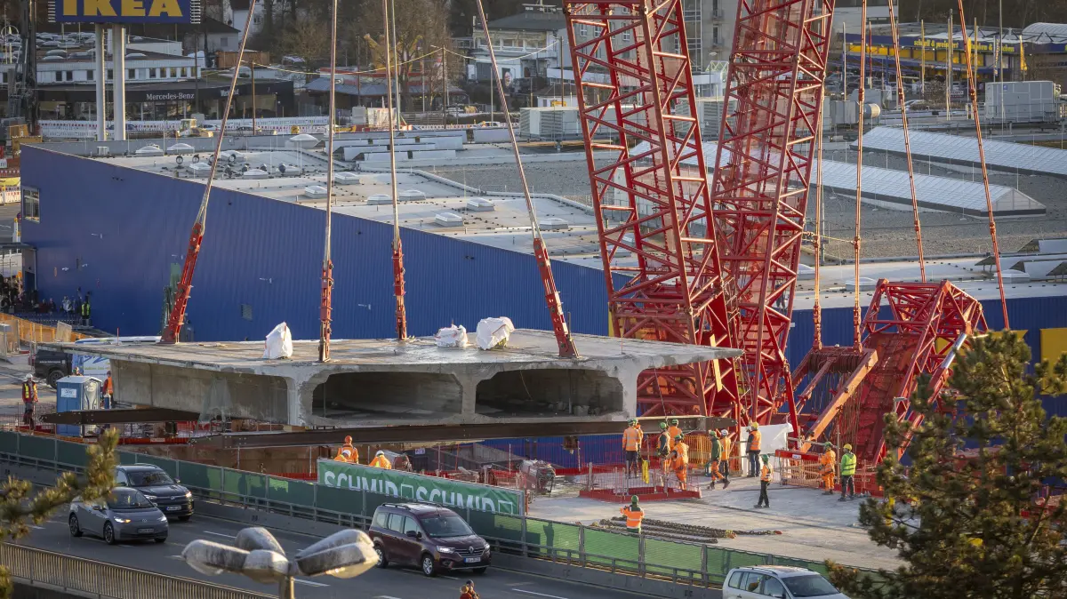 Erster Hub des Riesenkrans auf der B10-Baustelle!!!! Uhrzeit klären!!!