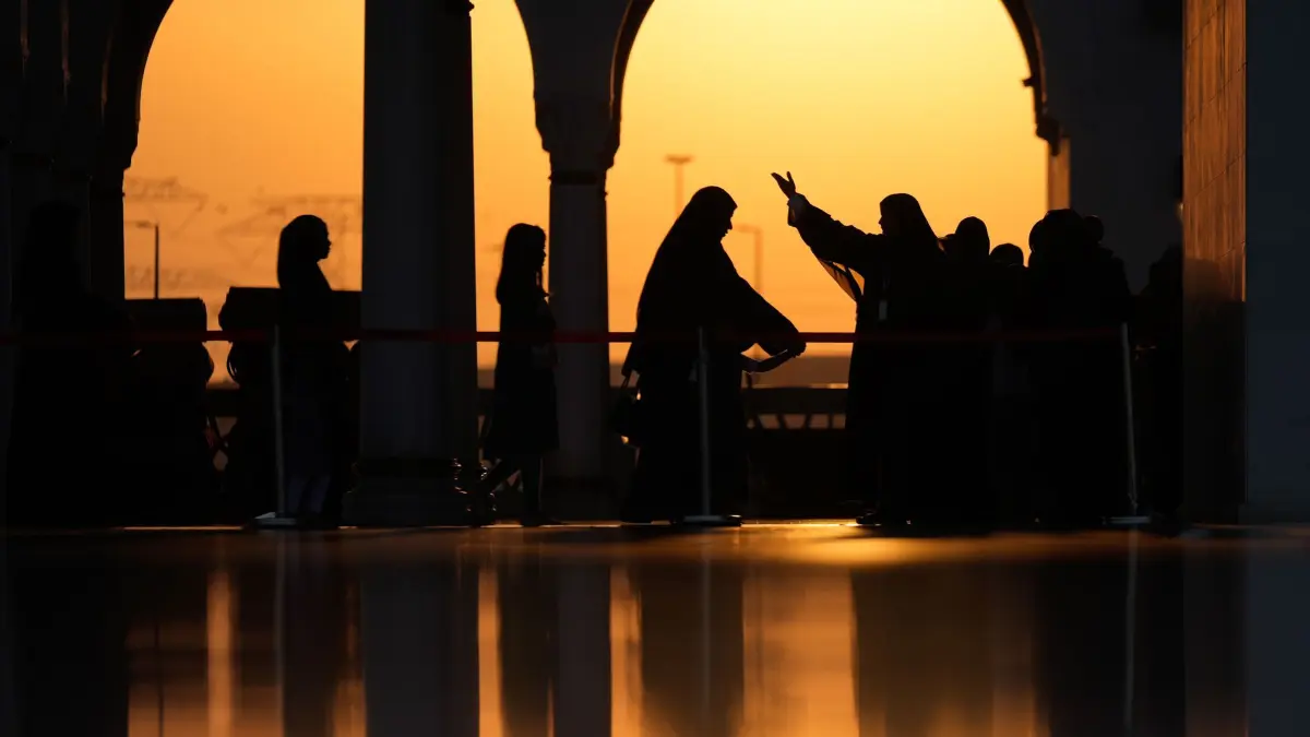 Ramadan in den Vereinigte Arabische Emirate: 27.02.2026, Vereinigte Arabische Emirate, Sharjah: Muslimische Gläubige sind als Silhouette zu sehen, als sie zum Fastenbrechen während des heiligen Monats Ramadan in der Großen Moschee von Sharjah ankommen. Foto: Altaf Qadri/AP/dpa +++ dpa-Bildfunk +++