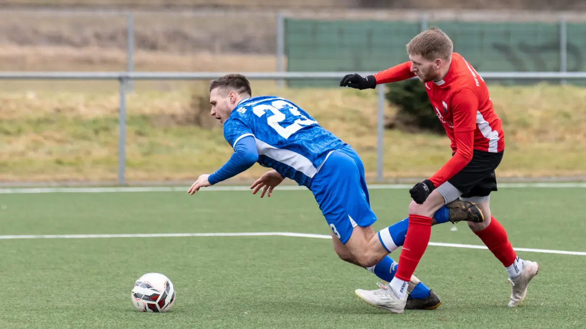Jochen Gulde (SPFR Hundersingen) im Zweikampf mit Thomas Rösch (TSV Harthausen/Scher)
GER, Fussball, Testspiel Saison 2025/2026, TSV Harthausen/Scher vs. Spfr Hundersingen Foto: Eibner-Pressefoto / Eky Eibner