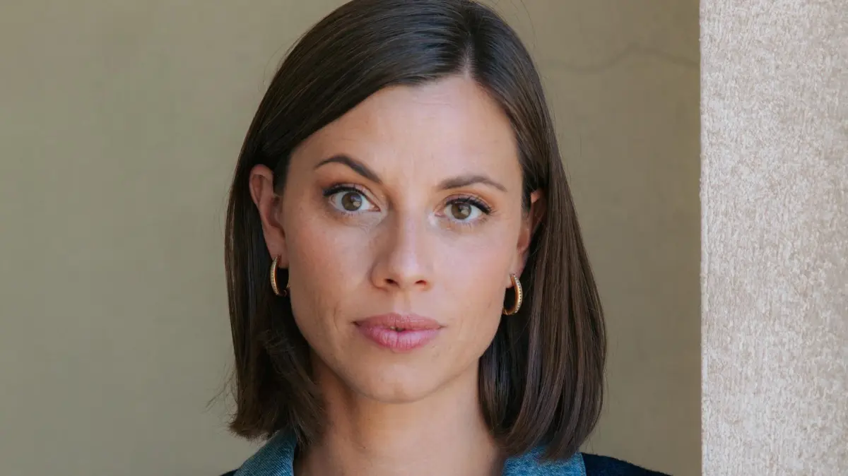 Matilda (Anna-Katharina Fecher) träumt von einer gemeinsamen Zukunft mit Erik.