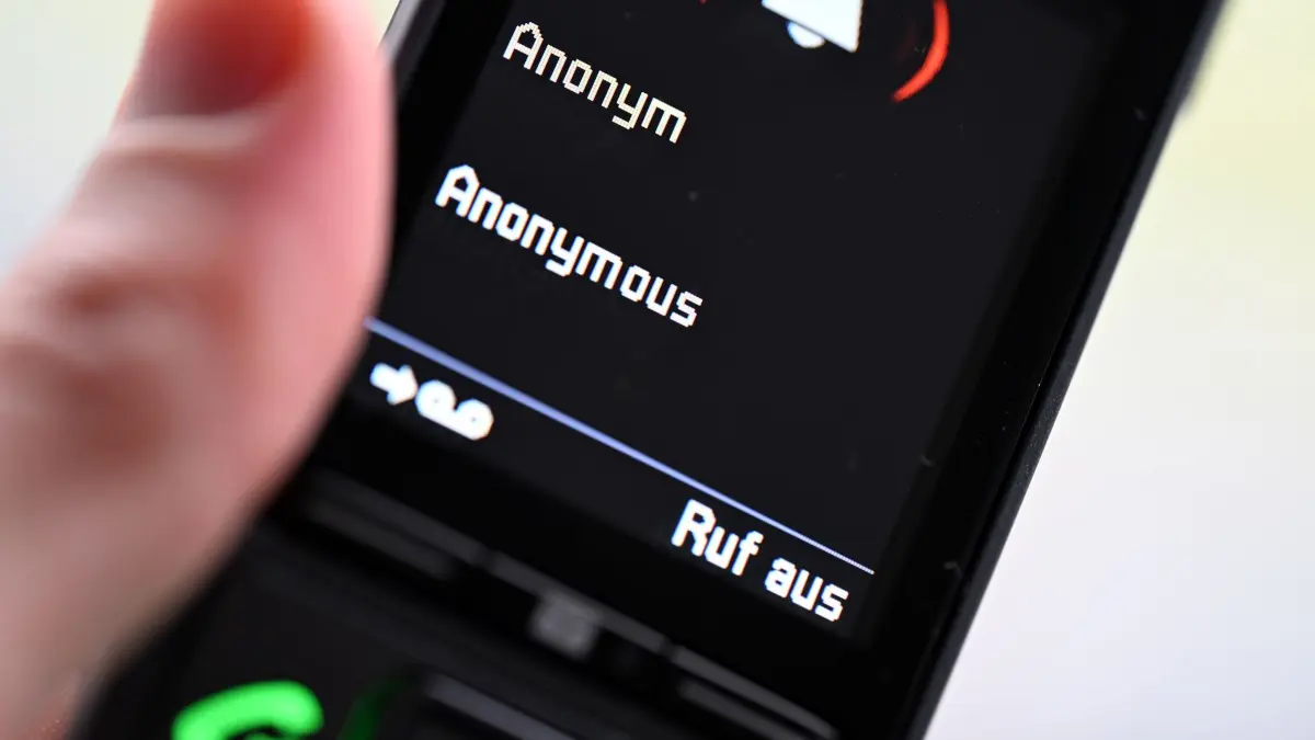 Symbolbild Trickbetrug: ARCHIV - 15.01.2025, Nordrhein-Westfalen, Düsseldorf: ILLUSTRATION - Ein Mann hält ein Festnetz-Telefon, auf dem ein anonymer Anruf eingeht (gestellte Szene). (zu dpa: ««Auf alt gemacht» - 91-Jähriger legt Betrüger herein») Foto: Wolf von Dewitz/dpa-Zentralbild/dpa +++ dpa-Bildfunk +++
