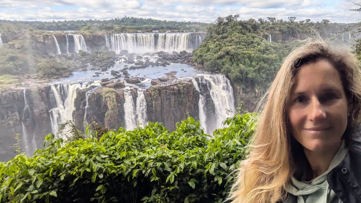 Sarah Blömer bei den Iguazu-Wasserfällen in Brasilien. Die Weitingerin managte während ihrer Weltreise mehrere Unternehmen.