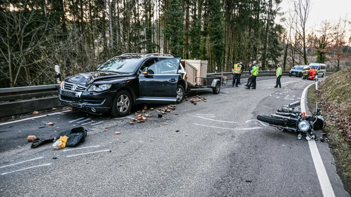 Ein Motorradfahrer prallt in Gegenverkehr und stirbt.