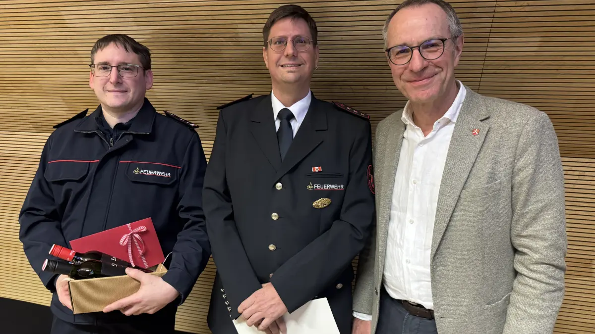Kirchentellinsfurter Feuerwehr: Thomas Walker (scheidende Interims-Stellvertreter), Stefan Rabe (neuer Stellvertreter) und Bürgermeister Bernd Haug