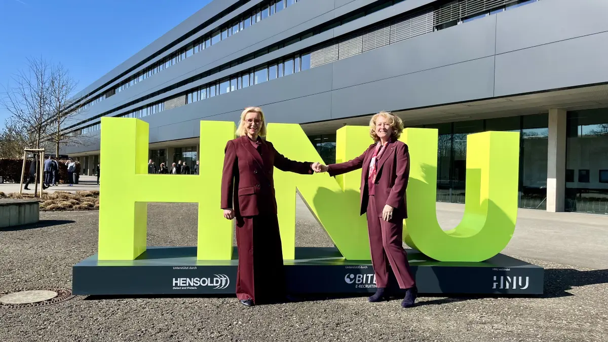 Harmonie in Perfektion: Uta Feser (rechts) übergibt die Leitung der Hochschule Neu-Ulm an ihre Nachfolgerin Juli Kormann.