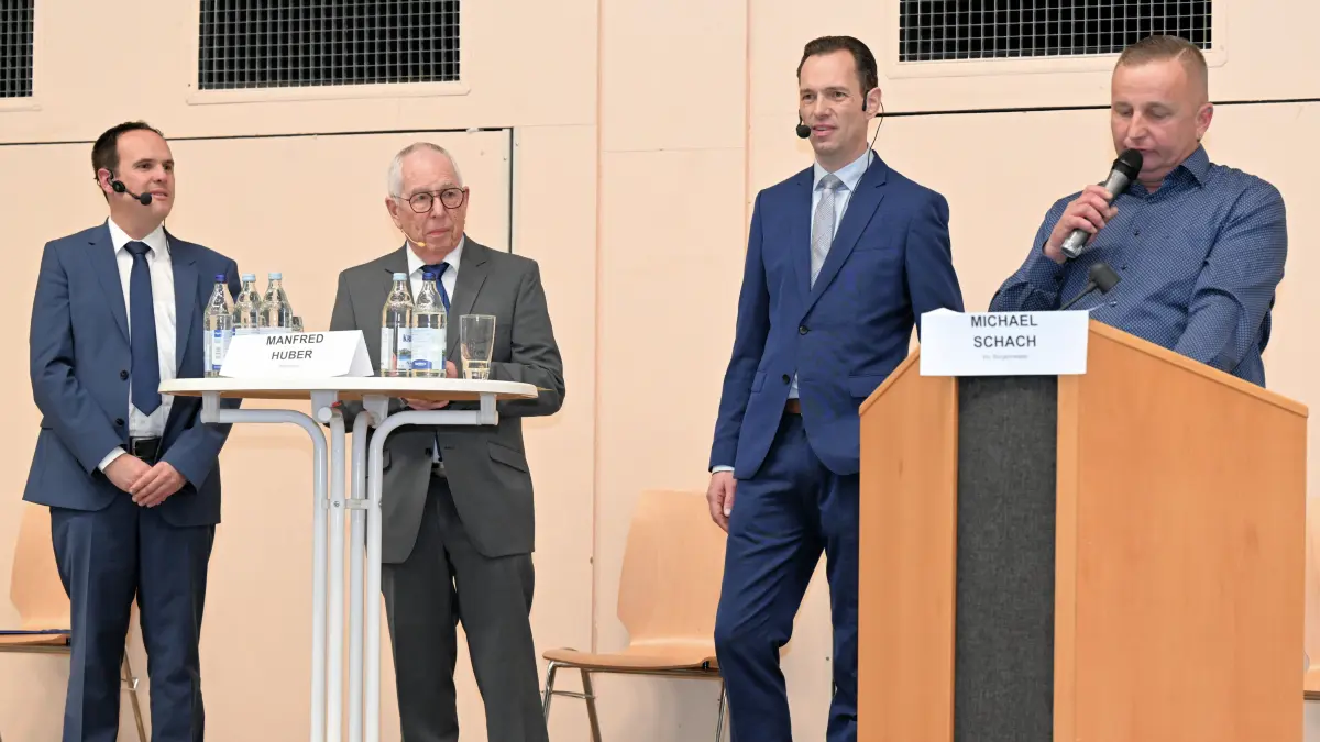 Die Kandidaten Michael Preis (links) und Florian Teichmann (Zweiter von rechts) mit Moderator Manfred Huber (Zweiter von links) und Bürgermeister-Vize Michael Schach (rechts).