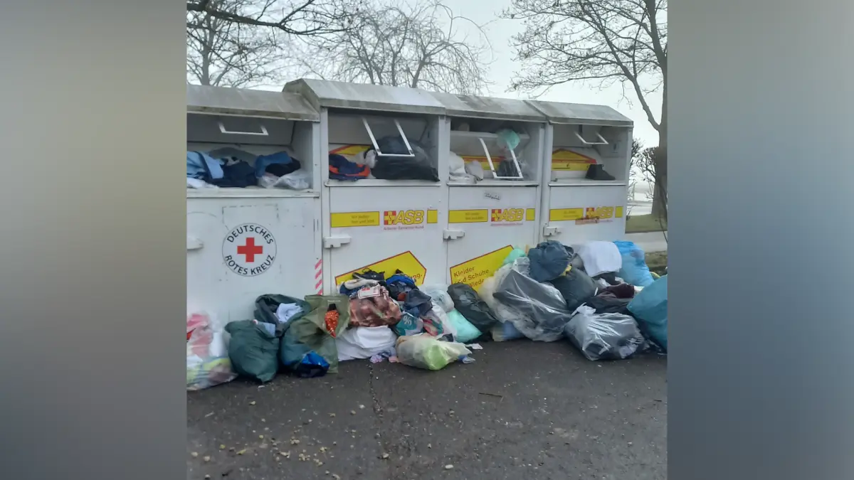 Das Altkleider-Management ist in diesen Tagen wirklich kein Spaß. Einrichtungen wie das DRK oder der ASB kommen nicht mehr hinterher mit dem Abstransport. Sehr geehrte Redaktion,immer wieder bietet sich an unseren Altkleidercontainern ein unschönes Bild: Säcke türmen sich davor, lose Kleidungsstücke liegen im Regen, Kartons weichen auf – und am Ende verteilt sich der „Spendenwille“ als Müll in der Umgebung.Mich ärgert dabei nicht in erster Linie, dass die Container offenbar nicht immer rechtzeitig geleert werden. Was mich wirklich fassungslos macht, ist die Selbstverständlichkeit, mit der manche Menschen ihre Altkleider einfach danebenstellen – teilweise sogar unverpackt –, obwohl klar erkennbar ist, dass der Container bereits voll ist. Wer Kleidung spenden möchte, sollte auch bereit sein, Verantwortung zu übernehmen. Eine Spende endet nicht damit, den Sack irgendwo abzustellen.Was passiert stattdessen? Die Sachen werden nass, verschmutzen und sind am Ende nicht mehr verwertbar. Ehrenamtliche oder Mitarbeitende der Entsorgungsbetriebe müssen den zusätzlichen Aufwand betreiben, und die Allgemeinheit trägt die Kosten. Ganz abgesehen davon, dass solche Müllberge weder ein Zeichen von Solidarität noch von Respekt gegenüber unserer Stadt sind.Wenn ein Container voll ist, gibt es Alternativen: den nächsten Standort aufsuchen oder die Spende zu einem späteren Zeitpunkt vorbeibringen.Das ist zumutbar – und ein kleiner Beitrag zu mehr Ordnung und Rücksichtnahme im öffentlichen Raum.Mit freundlichen GrüßenHeidi SulzMössingen, 25.02.2026 Das Bild wurde heute Morgen(25.02.) um ca. 9:00 aufgenommen (Freibadparkplatz Mössingen)