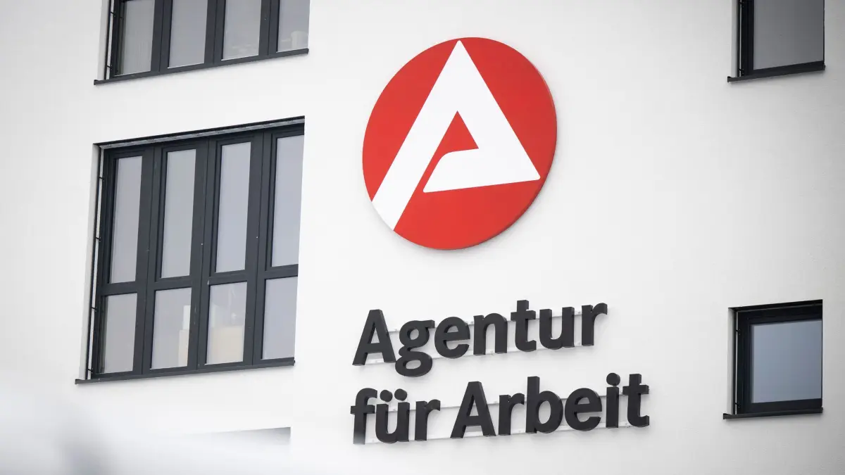 Arbeitsmarktzahlen - Agentur für Arbeit: ARCHIV - 30.01.2026, Mecklenburg-Vorpommern, Schwerin: Auf einem Gebäude ist das Logo von der Agentur für Arbeit zu sehen. Arbeitsagentur legt Arbeitsmarktzahlen in Mecklenburg-Vorpommern vor (zu dpa: «Zahl der Arbeitslosen in MV im Februar leicht gestiegen») Foto: Philip Dulian/dpa +++ dpa-Bildfunk +++