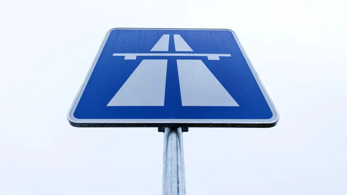 Verkehrszeichen Autobahn: ARCHIV - 25.11.2018, Nordrhein-Westfalen, Bad Oeynhausen: Blick auf ein Autobahnschild. (zu dpa: «Nur eine Spur frei auf A6 – Geduld gefragt Richtung Nürnberg») Foto: Friso Gentsch/dpa +++ dpa-Bildfunk +++