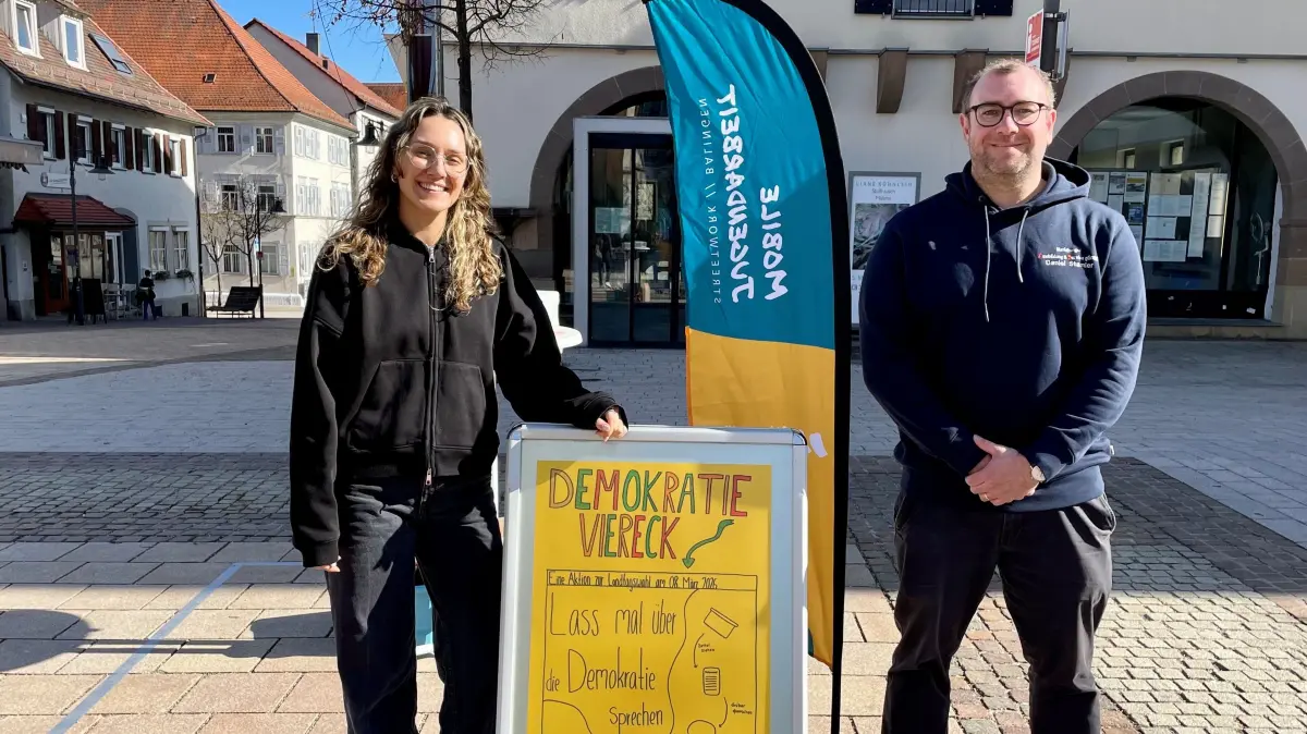 Lisa Klein und Daniel Stemler von der Mobilen Jugendarbeit in Balingen gehen mit Passanten ins Gespräch zum Thema Landtagswahl.