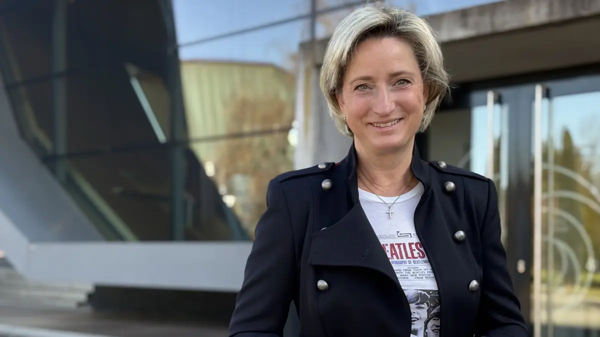 Nicole Hoffmeister-Kraut (CDU) vor der Balinger Stadthalle: Mit der Region fühlt sie sich verbunden, ist in Balingen aufgewachsen.
