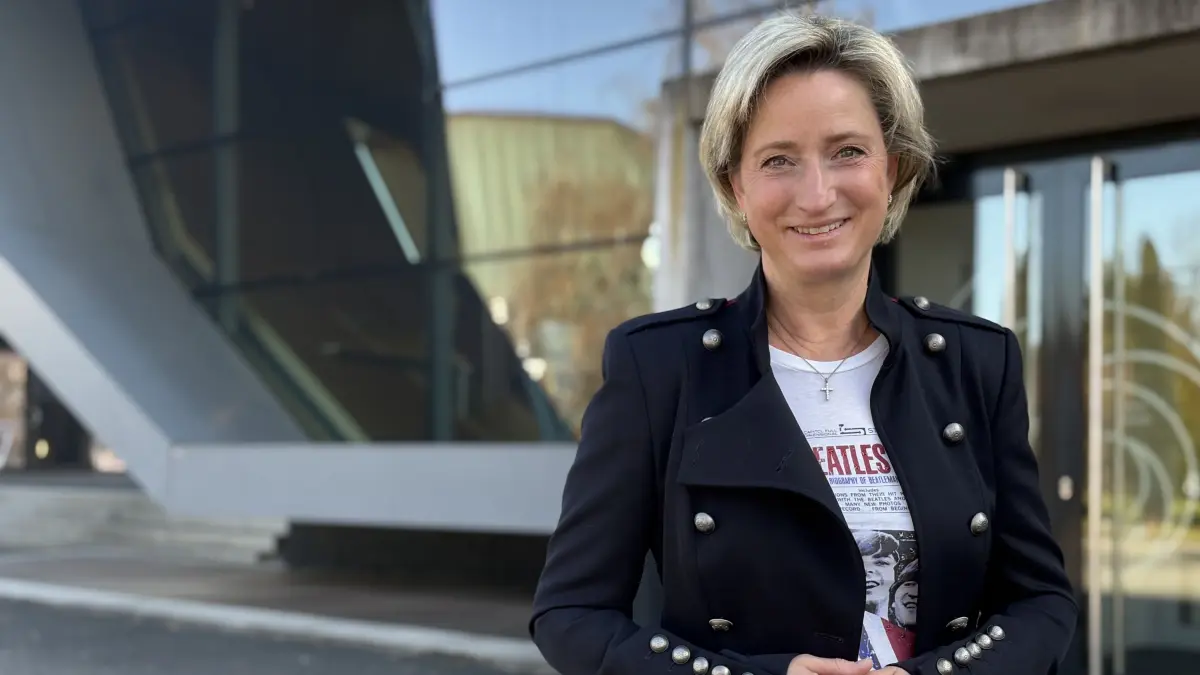 Nicole Hoffmeister-Kraut (CDU) vor der Balinger Stadthalle: Mit der Region fühlt sie sich verbunden, ist in Balingen aufgewachsen.