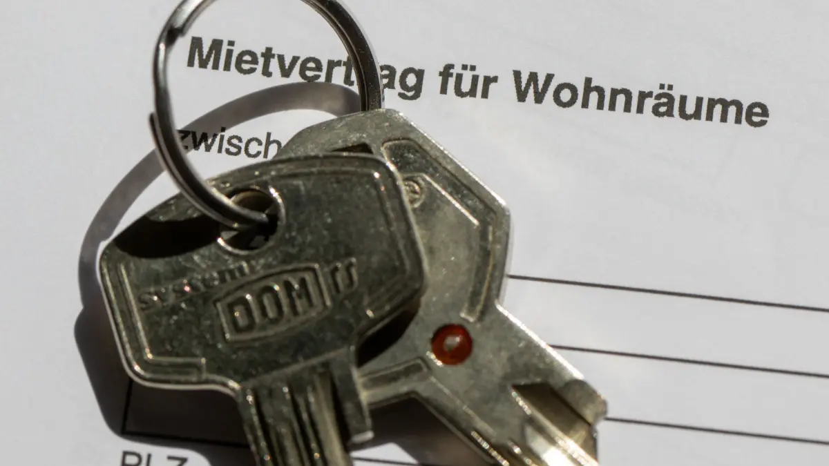 Mietvertrag: ILLUSTRATION - 09.07.2024, Sachsen, Dresden: Ein Wohnungsschlüssel liegt auf einem Mietvertrag für eine Wohnung. (zu dpa: «Prüfstelle deckt Hunderte Wuchermieten auf») Foto: Sebastian Kahnert/dpa +++ dpa-Bildfunk +++