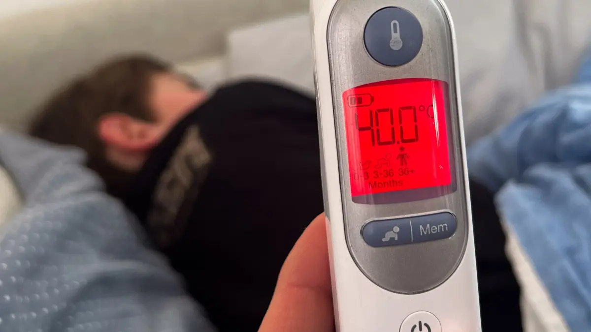 Grippewelle: ARCHIV - 11.01.2026, Niedersachsen, Hannover: Ein Fieberthermometer zeigt eine Körpertemperatur von 40,0 Grad nach der Messung bei einem mit Influenza infizierten sechsjährigen Kind an. (zu dpa: «Influenza-Welle hält an, hat aber Höhepunkt überschritten») Foto: Julian Stratenschulte/dpa +++ dpa-Bildfunk +++