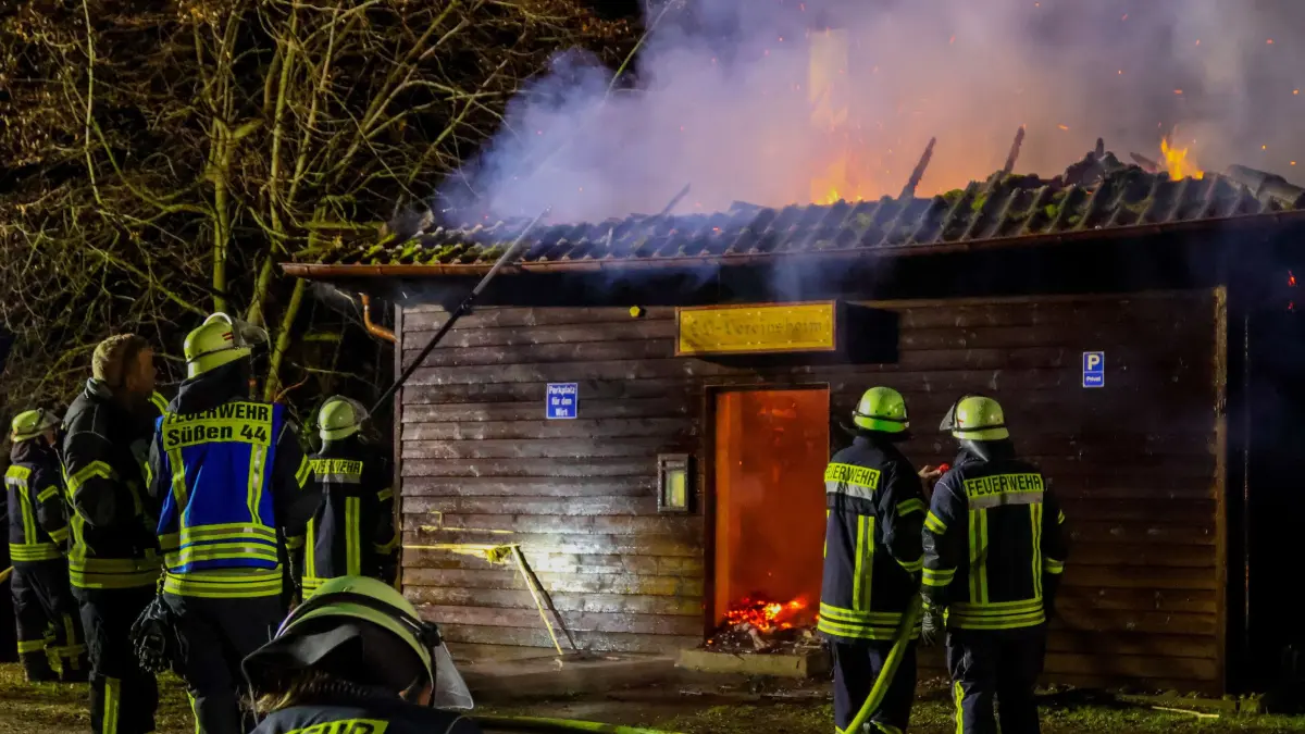 Am Freitagmorgen gegen 4 Uhr wurde die Feuerwehr in die Fehlwiese gerufen. Beim Eintreffen stand ein Vereinsheim im Vollbrand. Mit massiven Kraeften bekaempfte die Feuerwehr den Brand. Verletzt wurde niemand. Vereinsmitglieder sprechen von einem hohen Verlust an Erinnerung Pokalen, Urkunden und Bildern.