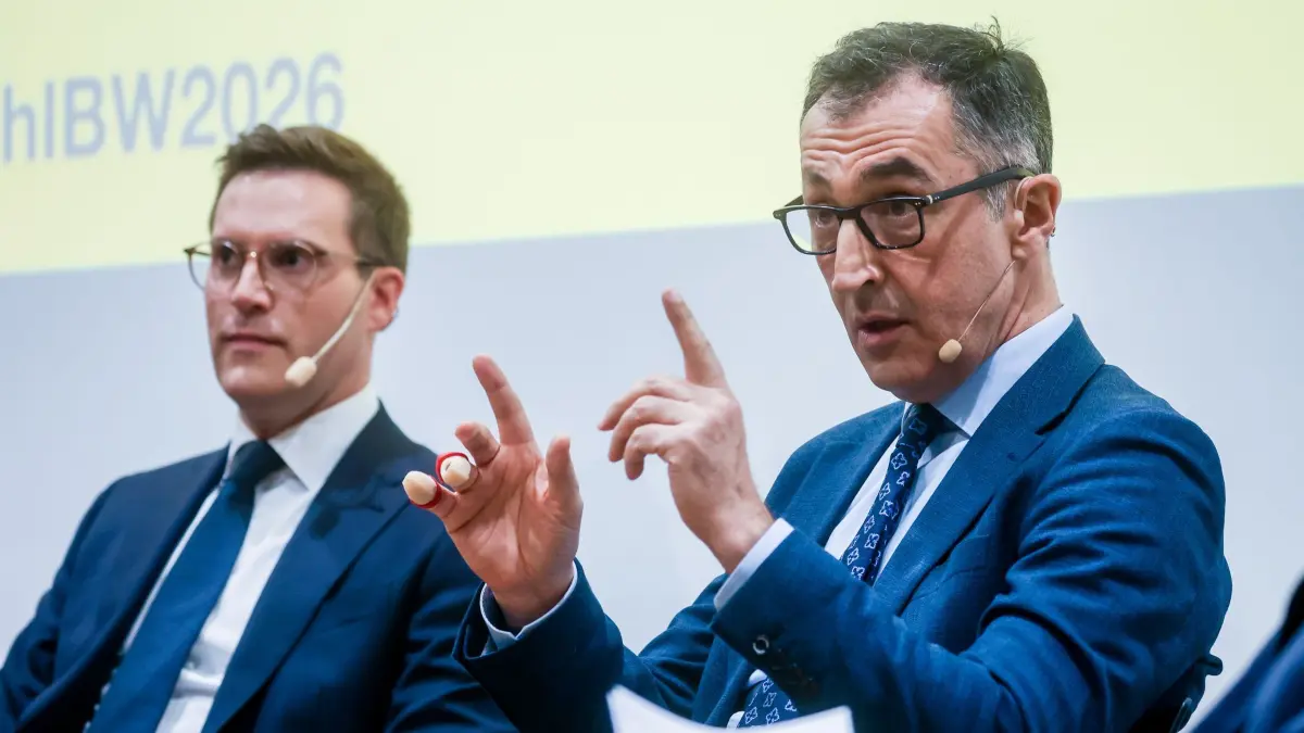 Debatte mit Spitzenkandidaten für die Landtagswahl: ARCHIV - 18.11.2025, Baden-Württemberg, Stuttgart: Bei einer Debatte in der Lapp Europazentrale mit den Spitzenkandidaten für die Landtagswahl Baden-Württemberg 2026 spricht auf der Bühne Cem Özdemir (r, Bündnis 90/Die Grünen) neben Manuel Hagel (CDU) zu anwesenden Gästen. (zu dpa: «Darum holen die Grünen in Baden-Württemberg jetzt auf») Foto: Christoph Schmidt/dpa +++ dpa-Bildfunk +++