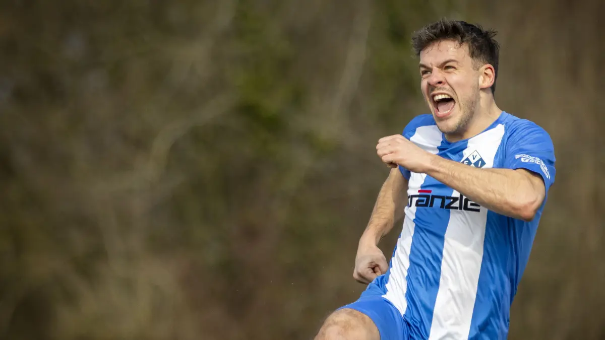 Fußball, FV Illertissen (blau), Regionalliga-Derby gegen den FC Memmingen (rot), Yannick Glessing