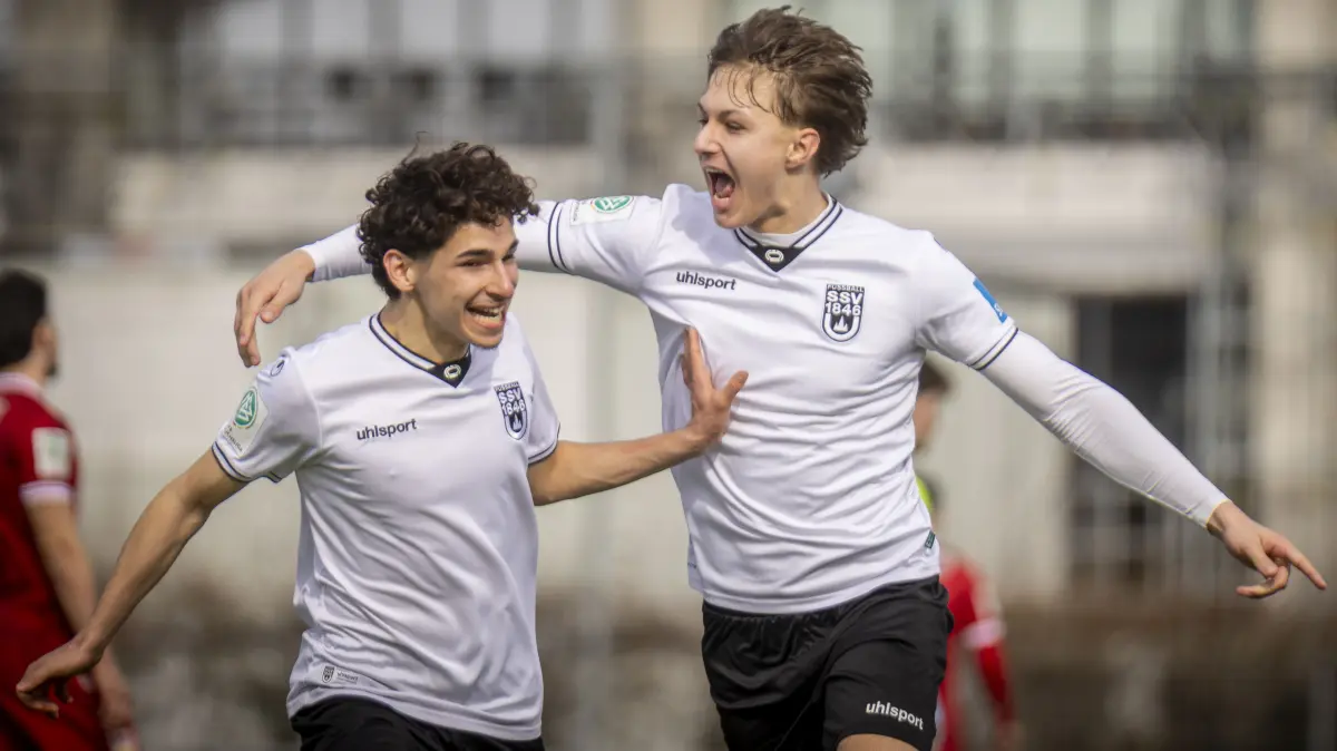 SSV Ulm, U19 (weiß), Nachwuchs mit Heimspiel gegen den VfB Stuttgart (rot)