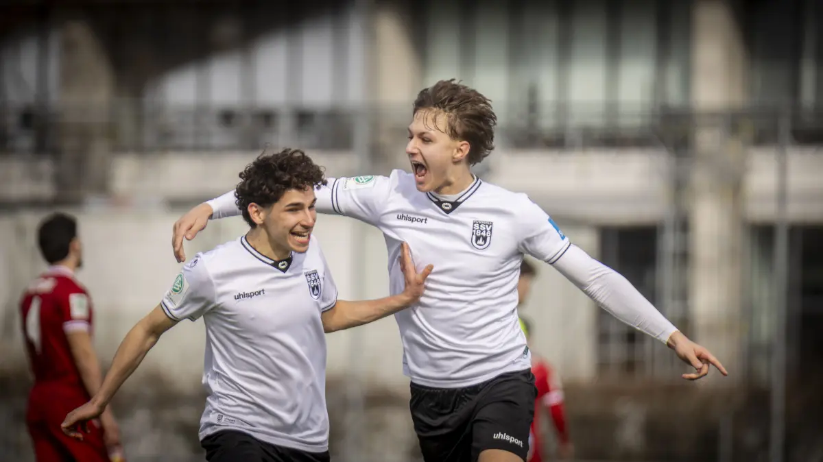 SSV Ulm, U19 (weiß), Nachwuchs mit Heimspiel gegen den VfB Stuttgart (rot)