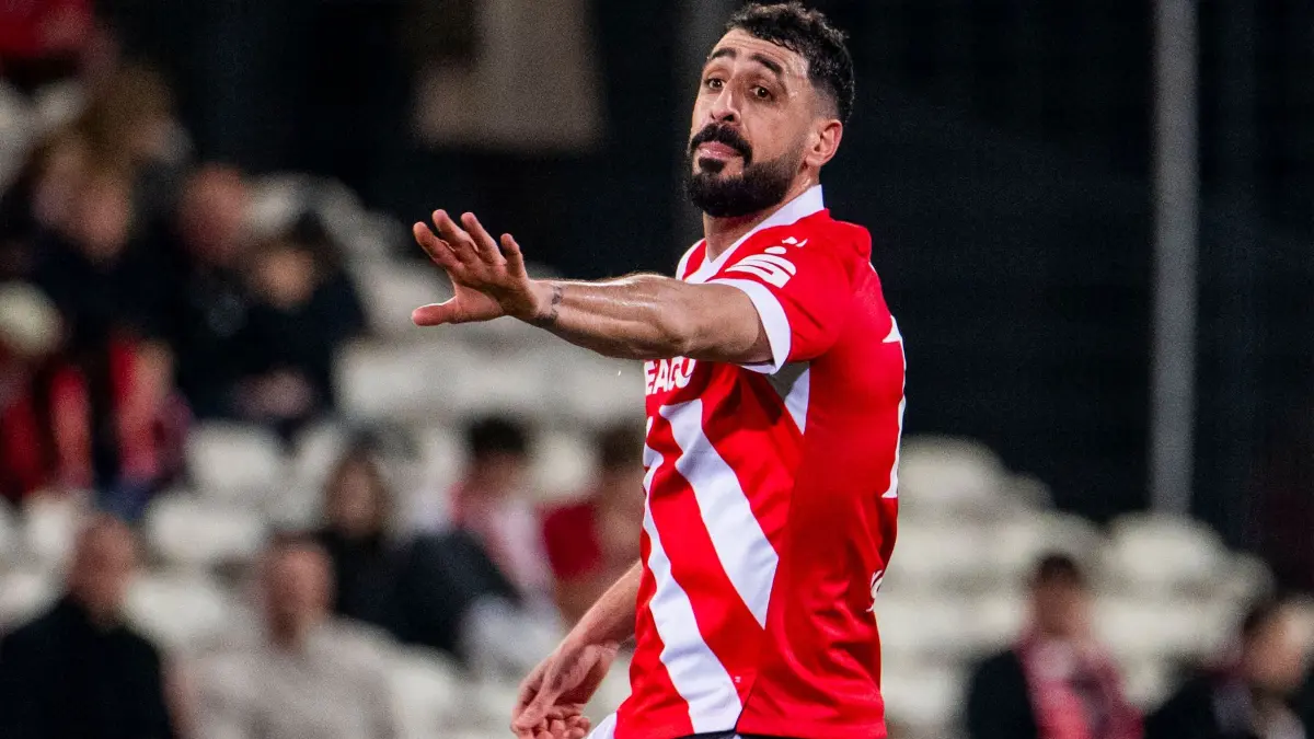 Energie Cottbus - SC Verl: 28.02.2026, Brandenburg, Cottbus: Fußball: 3. Liga, Energie Cottbus - SC Verl, 26. Spieltag, LEAG Energie Stadion. Der Cottbuser Tolga Cigerci gestikuliert. Foto: Julius Frick/dpa - WICHTIGER HINWEIS: Gemäß den Vorgaben der DFL Deutsche Fußball Liga bzw. des DFB Deutscher Fußball-Bund ist es untersagt, in dem Stadion und/oder vom Spiel angefertigte Fotoaufnahmen in Form von Sequenzbildern und/oder videoähnlichen Fotostrecken zu verwerten bzw. verwerten zu lassen. +++ dpa-Bildfunk +++