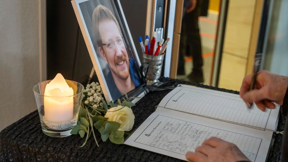 Trauerfeier für gestorbenen Bürgermeister: 28.02.2026, Baden-Württemberg, Gerabronn: In der Stadthalle liegt ein Kondolenzbuch für Christian Mauch aus. Er war Bürgermeister der Stadt Gerabronn und ist bei einem Autounfall ums Leben gekommen. Foto: Stefan Puchner/dpa - ACHTUNG: Nur zur redaktionellen Verwendung im Zusammenhang mit der aktuellen Berichterstattung und nur mit vollständiger Nennung des vorstehenden Credits +++ dpa-Bildfunk +++