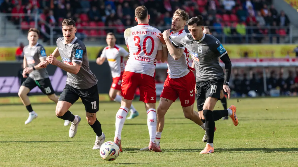 Fussball, 3.Liga, 28.02.226, Jahn Regensburg - SSV Ulm: Jonathan Meier und Luca Bazzoli lins (Ulm) ziehen vorbei
Fussball, 3.Liga, 28.02.226, Jahn Regensburg - SSV Ulm
Foto: Eibner-Pressefoto/Nikoe