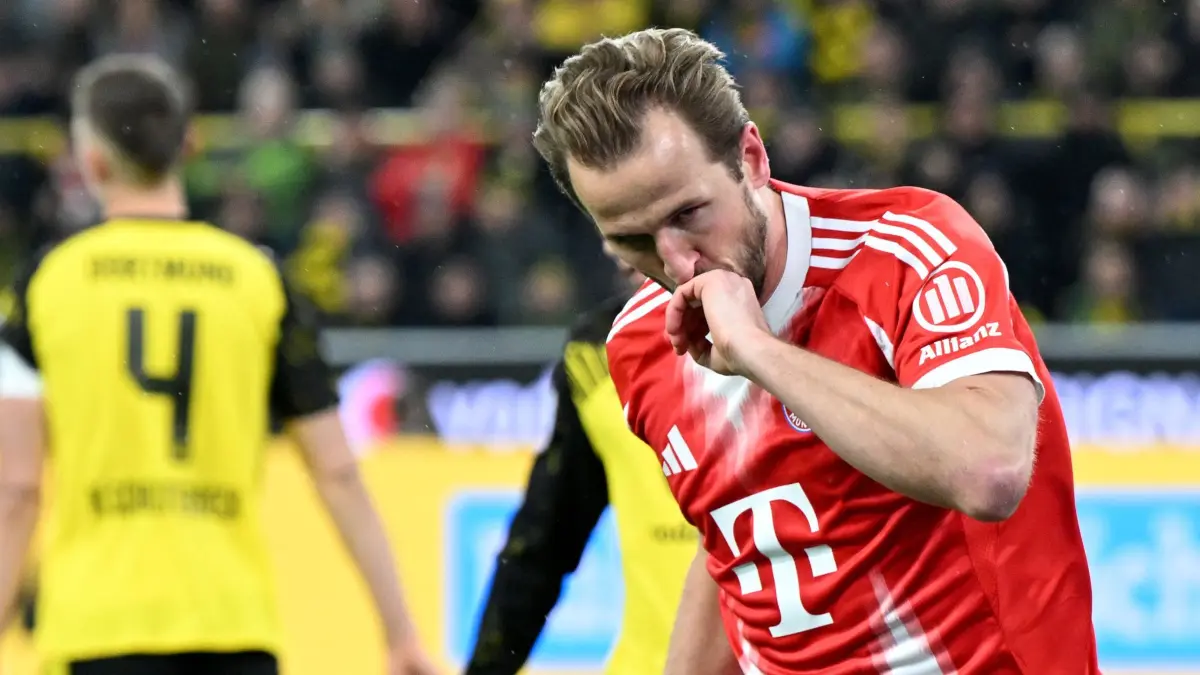 Borussia Dortmund - Bayern München: 28.02.2026, Nordrhein-Westfalen, Dortmund: Fußball, Männer, Bundesliga, Borussia Dortmund - FC Bayern München, Spieltag 24, Signal Iduna Park, Harry Kane (Bayern München) bejubelt sein Tor zum 1:1. WICHTIGER HINWEIS: Gemäß den Vorgaben der DFL Deutsche Fußball Liga bzw. des DFB Deutscher Fußball-Bund ist es untersagt, in dem Stadion und/oder vom Spiel angefertigte Fotoaufnahmen in Form von Sequenzbildern und/oder videoähnlichen Fotostrecken zu verwerten bzw. verwerten zu lassen. Foto: Federico Gambarini/dpa +++ dpa-Bildfunk +++