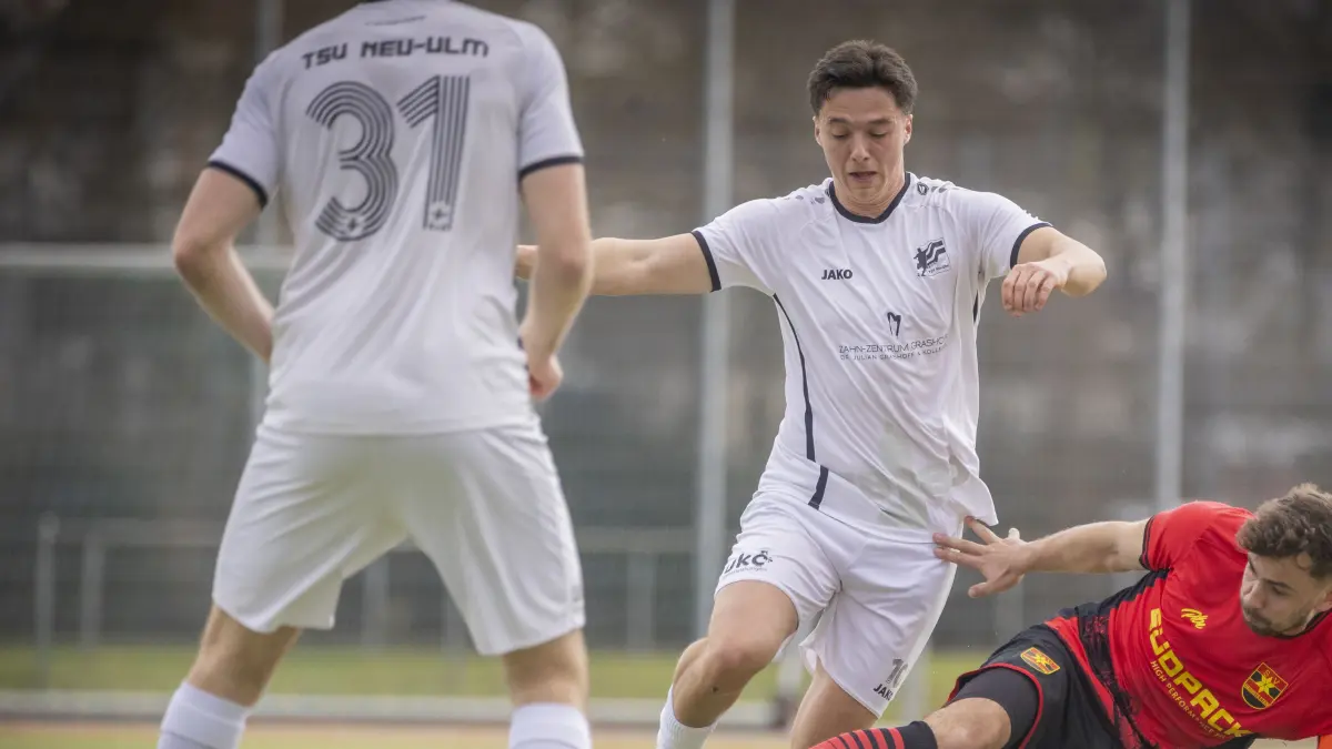 Fußball, Landesliga - TSV Neu-Ulm (weiss) gegen SV Reinstetten (rot)