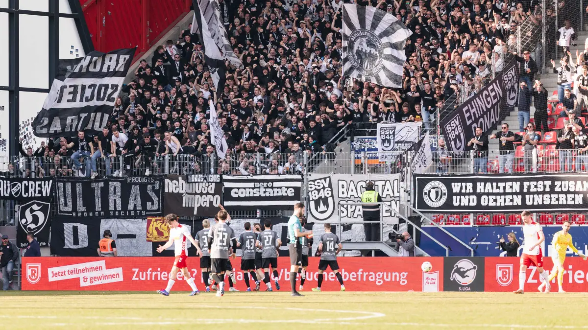 Fussball, 3.Liga, 28.02.226, Jahn Regensburg - SSV Ulm: Der Ulmer Fan Block
Fussball, 3.Liga, 28.02.226, Jahn Regensburg - SSV Ulm
Foto: Eibner-Pressefoto/Nikoe