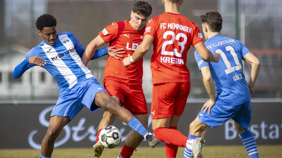 Fußball, FV Illertissen (blau), Regionalliga-Derby gegen den FC Memmingen (rot)