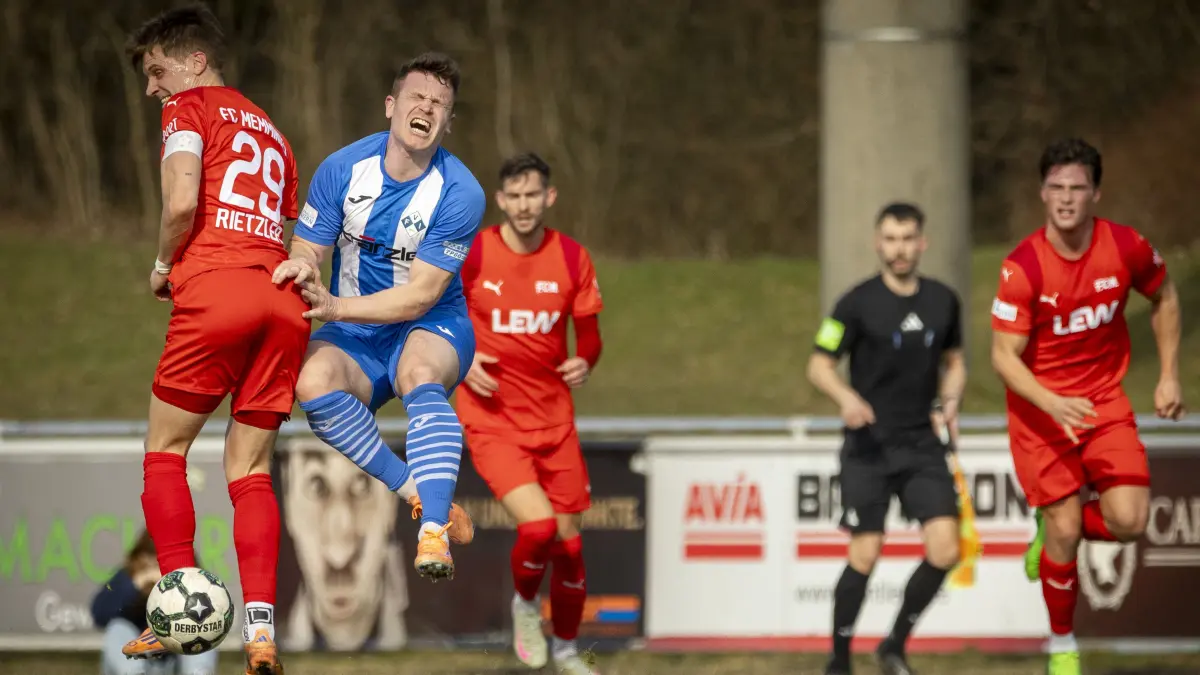 Fußball, FV Illertissen (blau), Regionalliga-Derby gegen den FC Memmingen (rot), Tobias Rühle