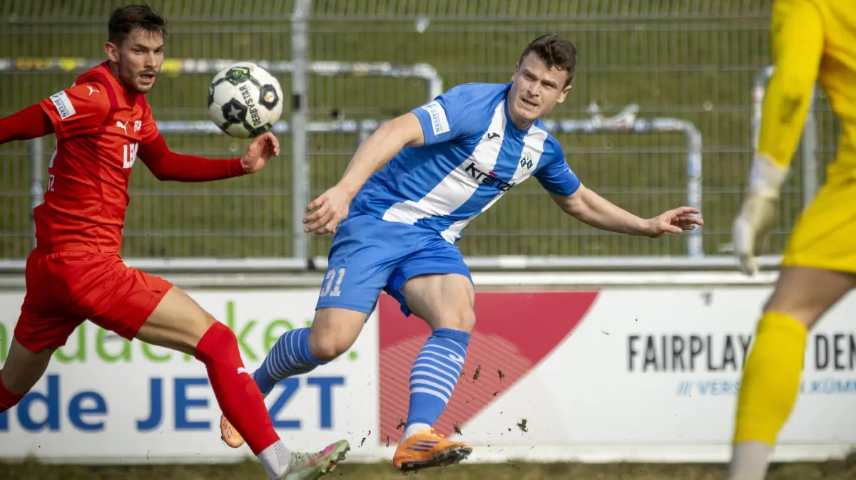 Fußball, FV Illertissen (blau), Regionalliga-Derby gegen den FC Memmingen (rot), Tobias Rühle