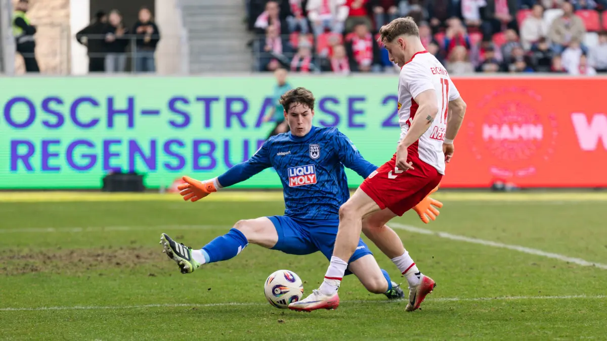 Fussball, 3.Liga, 28.02.226, Jahn Regensburg - SSV Ulm: Mac Schmit (Ulm) will gegen Noel Eichinger (Regensburg) klären
Fussball, 3.Liga, 28.02.226, Jahn Regensburg - SSV Ulm
Foto: Eibner-Pressefoto/Nikoe