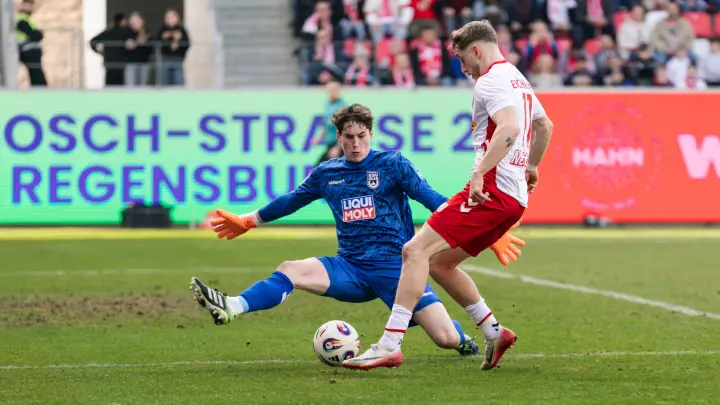 Ein Punkt in Regensburg dank Schmitt und Chessa! Das sind die Noten