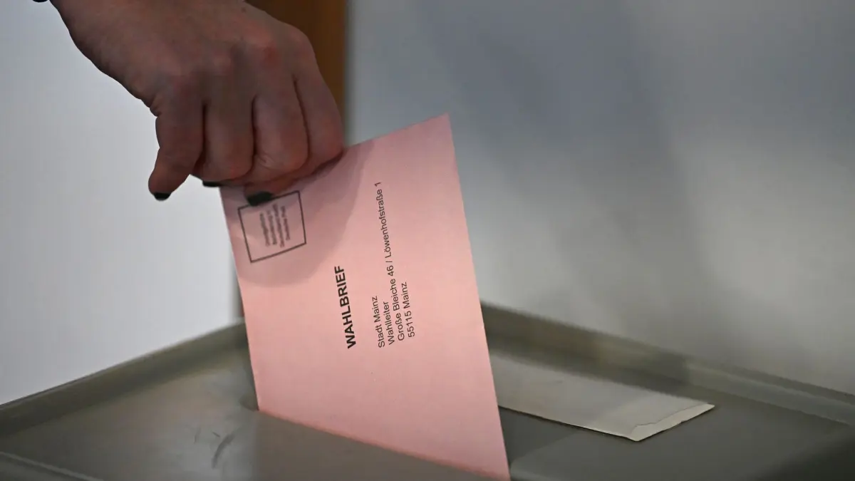 Landtagswahl in Rheinland-Pfalz - Briefwahl: ARCHIV - 18.02.2026, Rheinland-Pfalz, Mainz: Eine Frau wirft einen Wahlbrief in eine Urne. Bei der Landtagswahl in Rheinland-Pfalz am 22. März ist auch eine Briefwahl möglich. (zu dpa: «Wahlalter ab 16 – Rund 64.000 mehr könnten wählen») Foto: Michael Brandt/dpa +++ dpa-Bildfunk +++