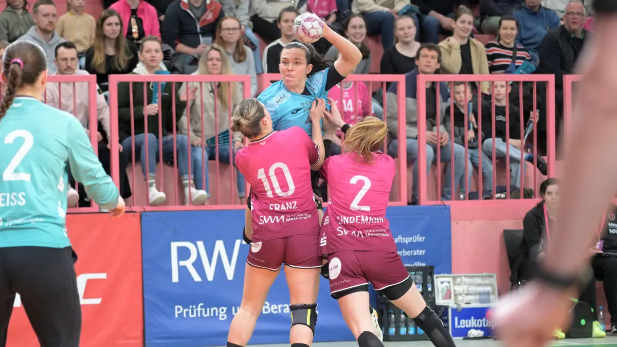TusSies Metzingen vs. Thueringer HC , Handball, Alsco HBF, 19.Ligaspieltag, Saison 2025/2026, 28.02.2026: Jana Scheib (Thueringer HC, #20) beim Wurf/Tor gegen Nele Franz (TusSies Metzingen, #10) und Selina Lindemann (TusSies Metzingen, #02)
TusSies Metzingen vs. Thueringer HC , Handball, Alsco HBF, 19.Ligaspieltag, Saison 2025/2026, 28.02.2026
Foto: Eibner-Pressefoto/Tobias Baur