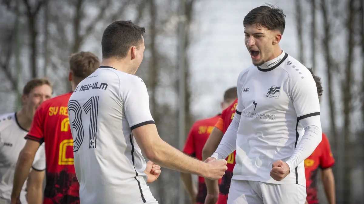Fußball, Landesliga - TSV Neu-Ulm (weiss) gegen SV Reinstetten (rot)