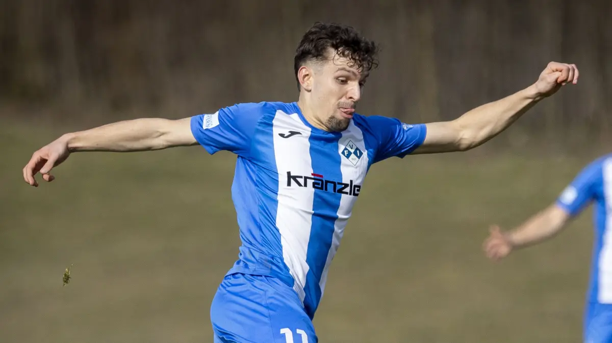 Fußball, FV Illertissen (blau), Regionalliga-Derby gegen den FC Memmingen (rot), Marco Gölz