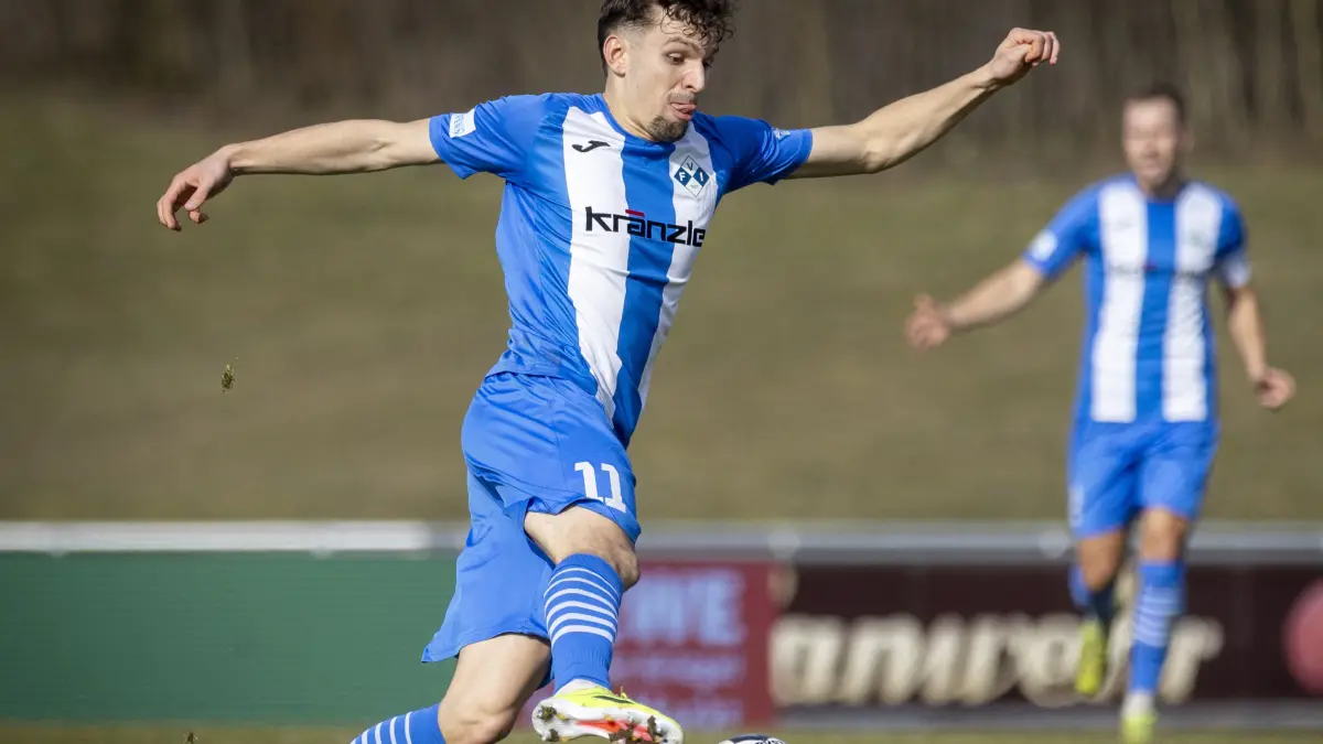 Fußball, FV Illertissen (blau), Regionalliga-Derby gegen den FC Memmingen (rot), Marco Gölz