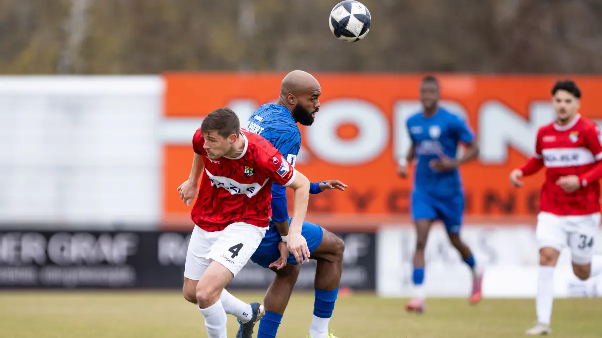 Marvin Jaeger, (TSG Balingen, #04) links gegen, Meghon Valpoot (SGV Freiberg Fussball, #77),
TSG Balingen vs. SGV Freiberg, Fussball, Regionalliga Suedwest, 22. Spieltag, Saison 2025/2026, 28.02.2026,
Eibner-Pressefoto/Andreas Ulmer